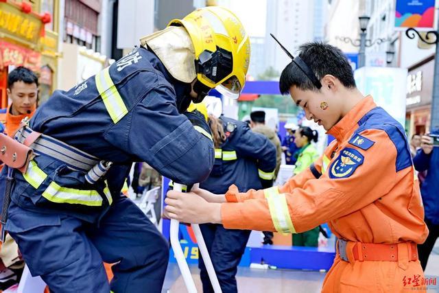 消防员、非遗传承人一起当讲师!“消防安全公开课”在成都春熙路炫酷开讲(图2)