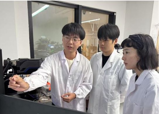《人民日报》报道3D打印影视道具；华南理工大学团队3D打印精度高达4微米；汽车从贵州走向世界